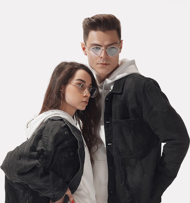 Девушка и парень стоят вместе в брендов одежде